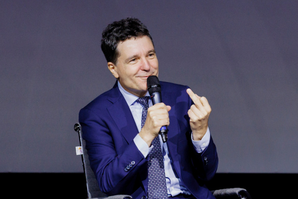 Nicusor Dan gives finger